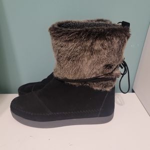 Tom's Nepal Suede boots size 8